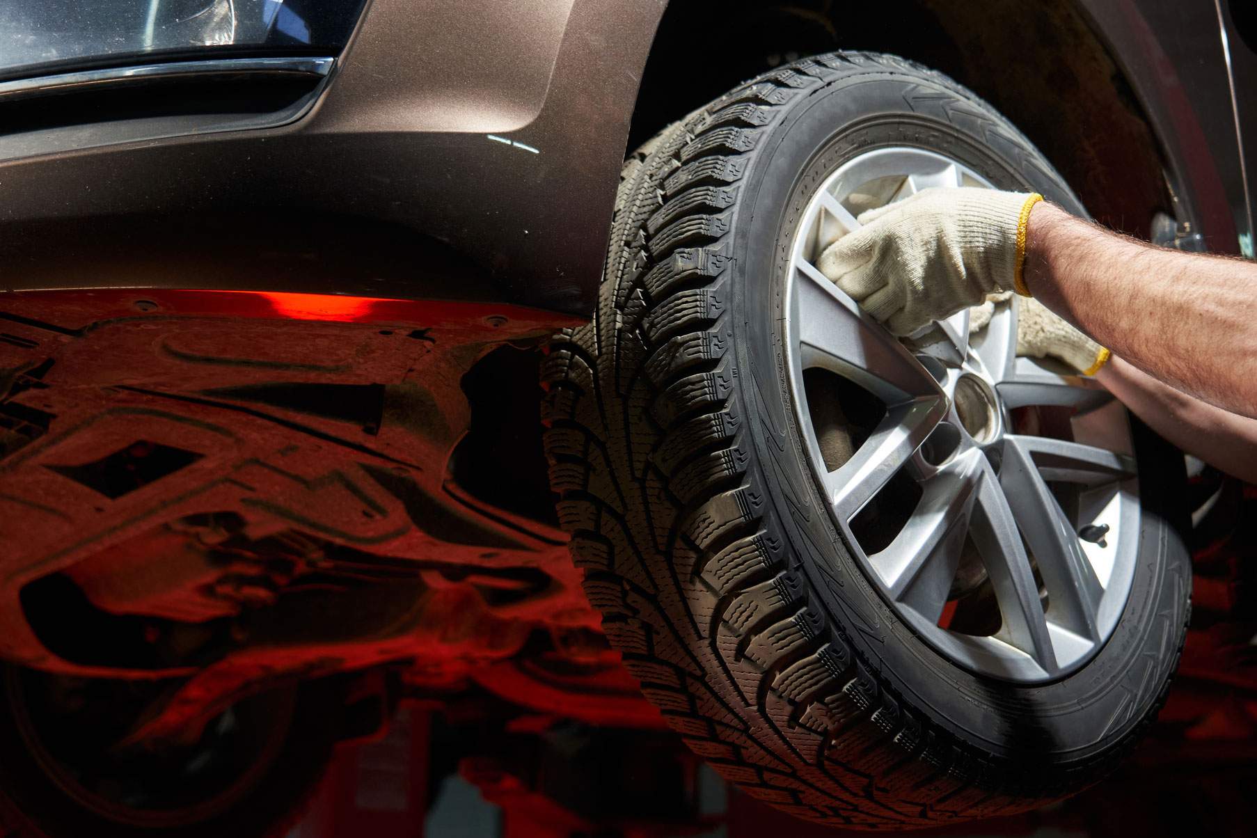 the-hands-of-a-caucasian-auto-mechanic-take-off-d-2023-11-27-04-49-33-utc